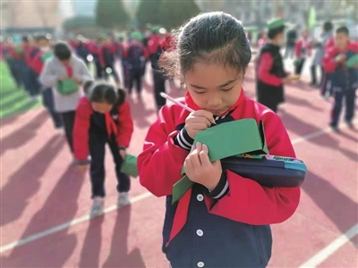 银川市兴庆区回一小学每人制作一顶“雷锋帽”,在上面写下自己要做的好人好事,并把帽子送给心中的“雷锋”。